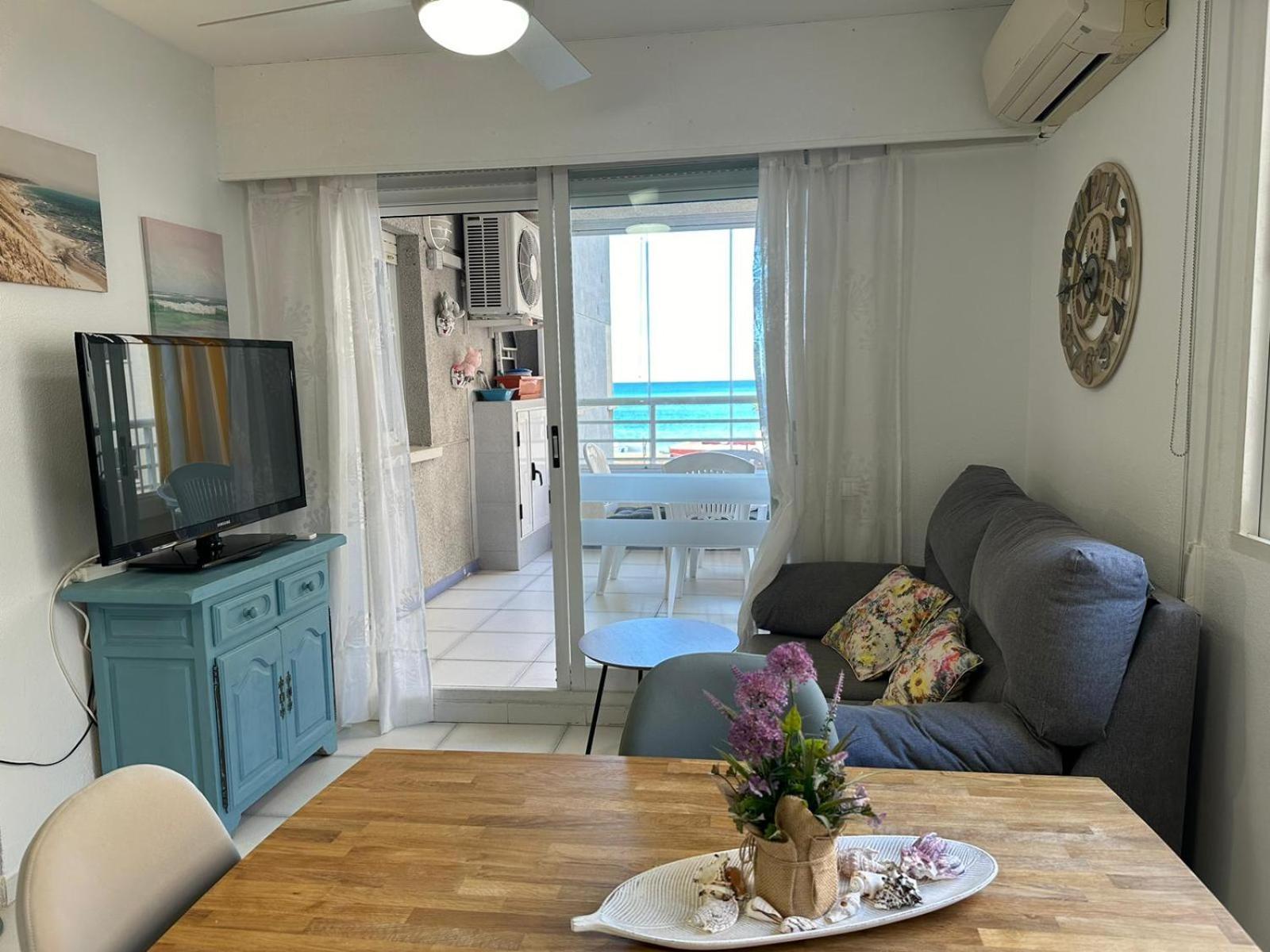 Apartment On The Beach With Parking And Pool 칼페 외부 사진
